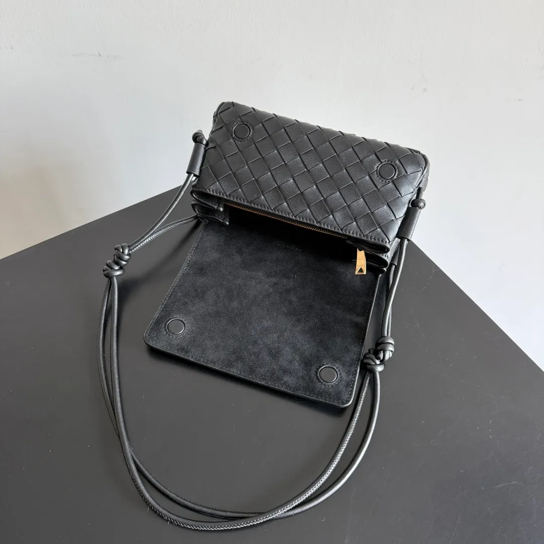 Batch 1680 Bottega Veneta’s new early spring products are here◍˃ᵕ˂◍ This super cute little bag captures my heart every time. This kind of simple little bag that can be carried on the back at any time is really convenient. The surprise of this Notturno clutch lies in the three independent spaces inside. Babies with a lot of belongings must be able to empathize with the tiredness of searching for items for a long time every time. This divided area design simply captures my heart. Style number: 843893 Size: 21*11*9cm